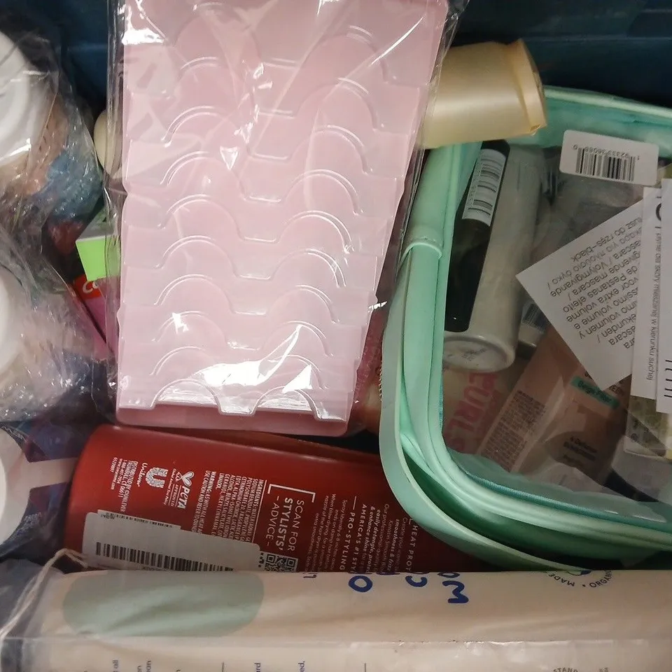 APPROXIMATELY 12 ASSORTED COSMETIC ITEMS INCLUDING VARIOUS MAKES AND BRANDS - COLLECTION ONLY