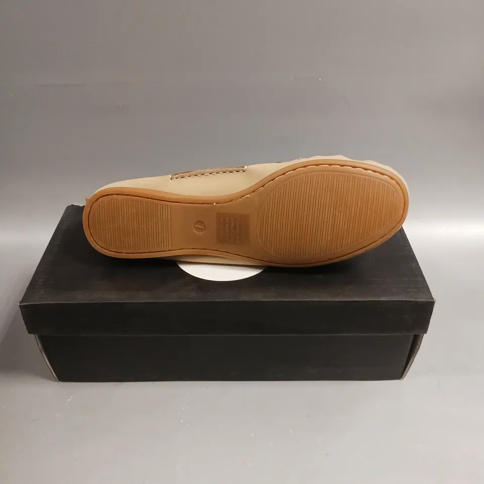 BOXED PAIR OF NOVO EDNA SLIP ON SANDALS IN NUDE - 7