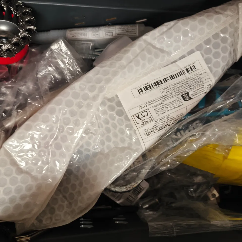 APPROXIMATELY 10 ASSORTED HOUSEHOLD ITEMS