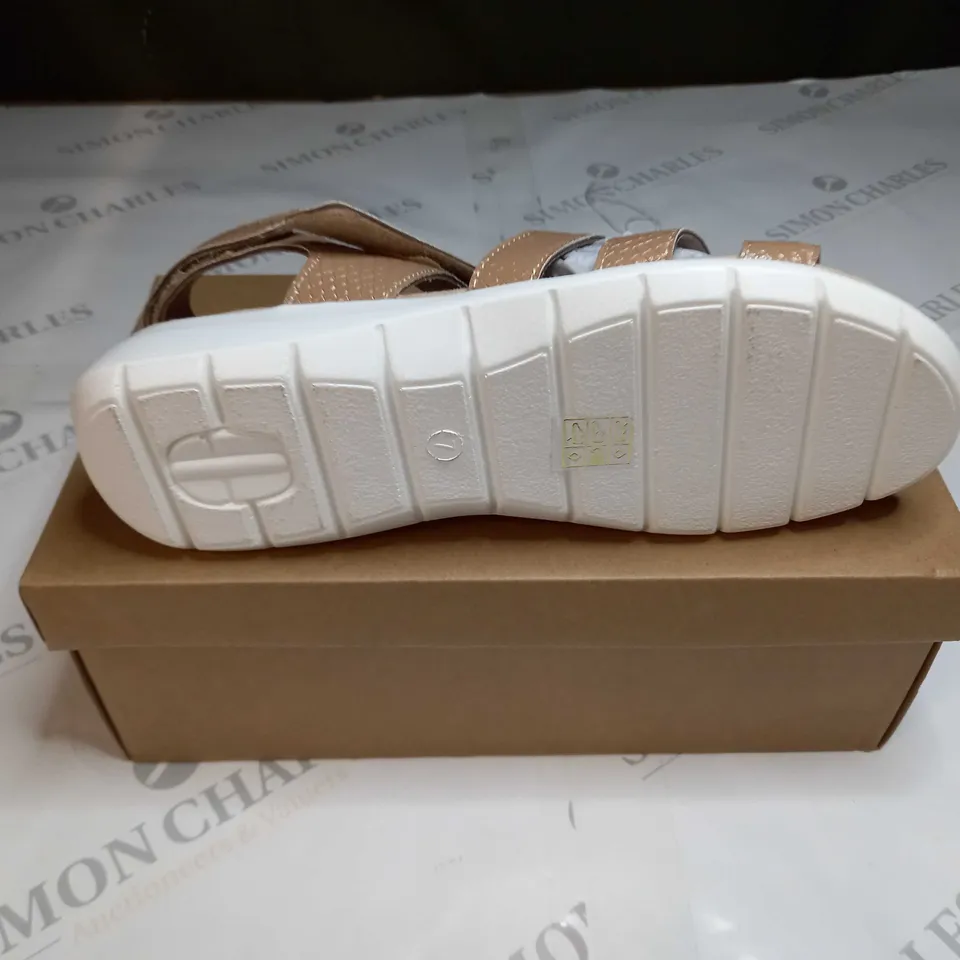 BOXED PAIR OF CUSHION WALK ONE TOUCH CLOSE SANDALS IN TAN - SIZE 7