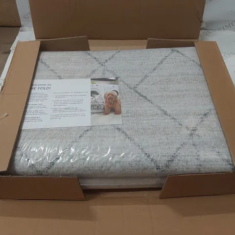 BOXED BLATT MACHINE WOMEN / POWER LOOMED LIGHT GREY RUG - 6 x 9'