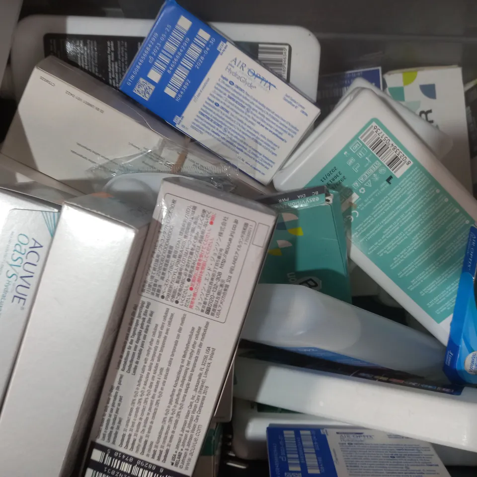 APPROXIMATELY 20 ASSORTED HOUSEHOLD ITEMS TO INCLUDE ACUVUE OASYS CONTACT LENSES, EASY VISION CONTACT LENSES, ETC
