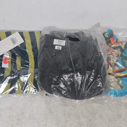 BOX OF APPROXIMATELY 10 ASSORTED HOUSEHOLD ITEMS TO INCLUDE CLOTHING IN VARIOUS STYLES AND SIZES, ETC