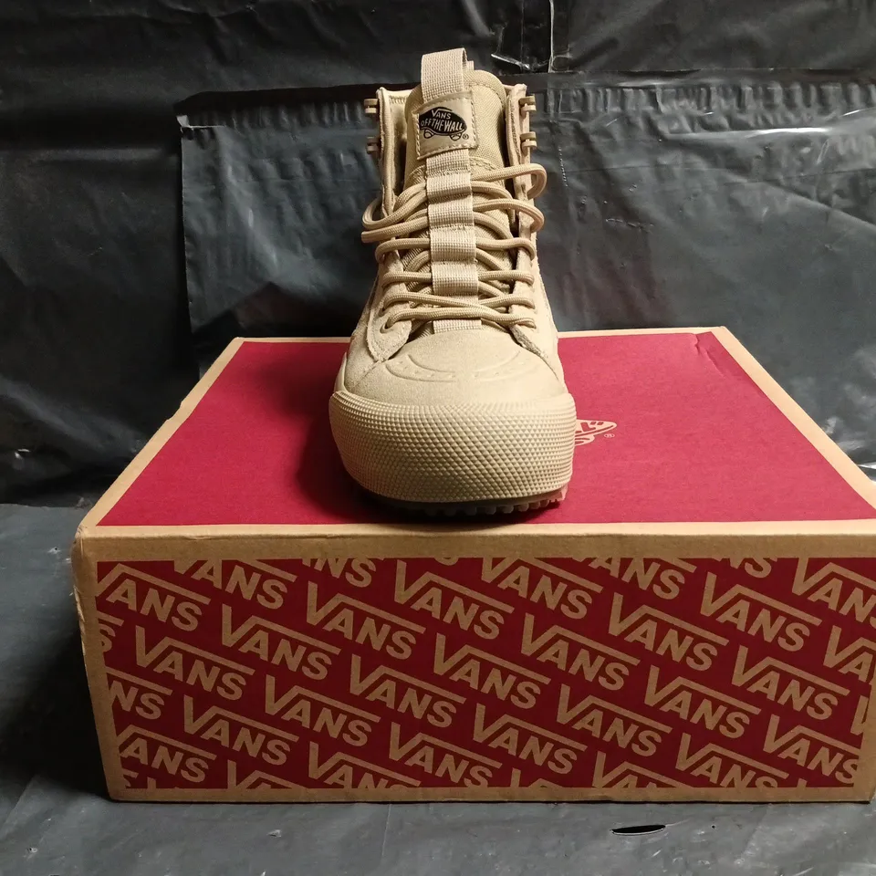 BOXED PAIR OF VANS OFF THE WALL ANKLE BOOTS IN BEIGE SIZE UK 5