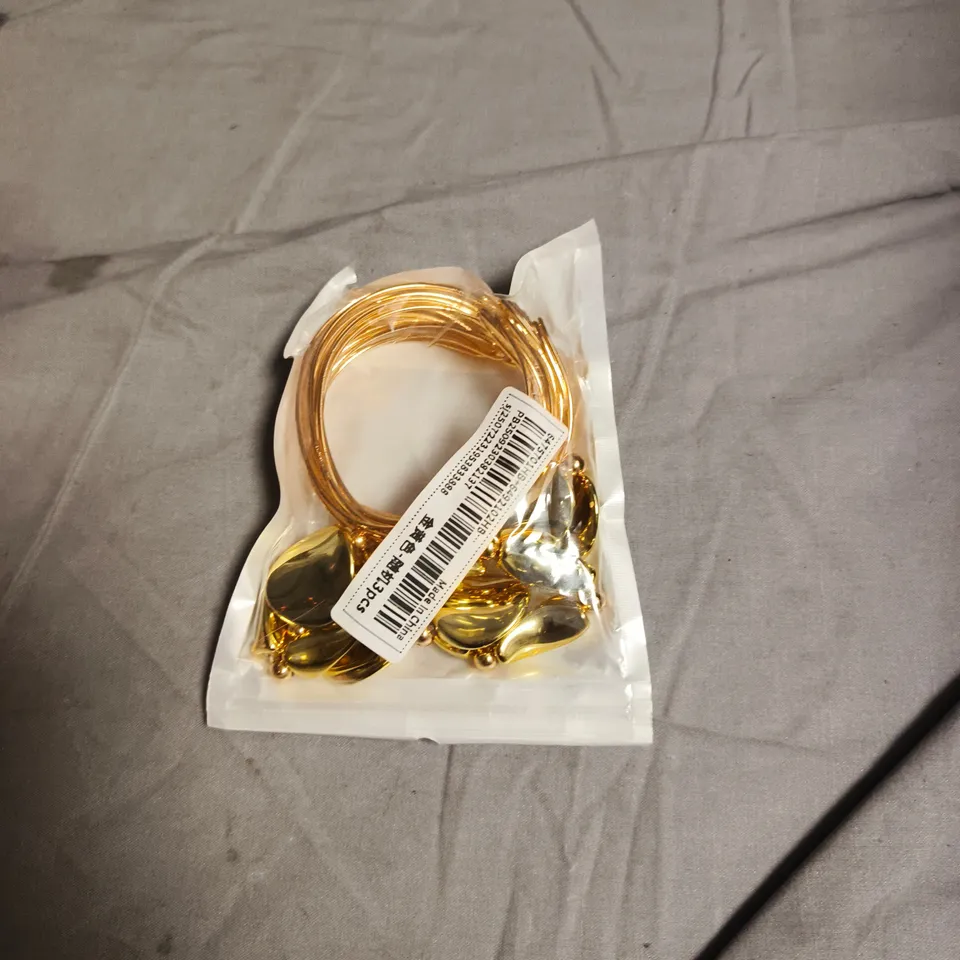 APPROXIMATELY 30 ASSORTED ITEMS OF JEWELLERY 