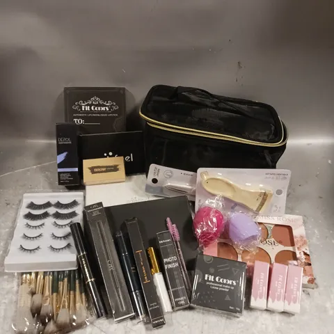 APPROXIMATELY 20 ASSORTED MAKE-UP PRODUCTS TO INCLUDE - SHADOW PALETTE - MATTE LIPSTICKS - BRUSH SET - ETC