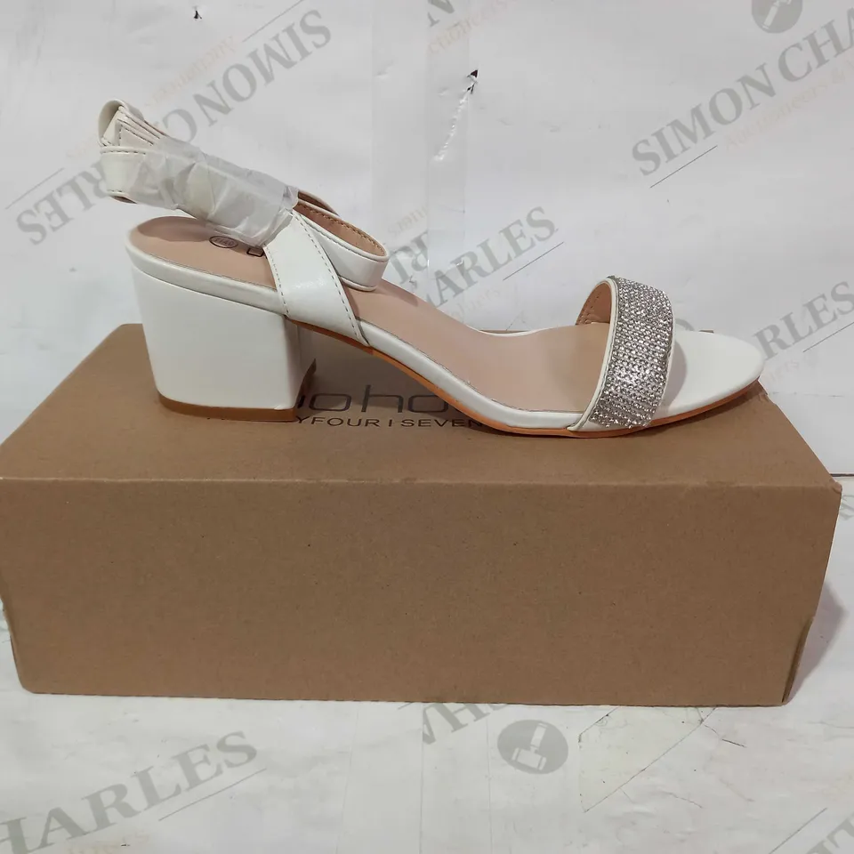 BOXED PAIR OF BOOHOO DIAMONTE LOW BLOCK HEELS IN WHITE UK SIZE 7