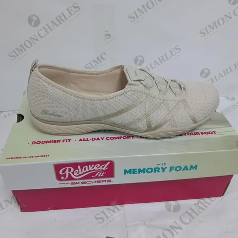 RELAXED FIT SKETCHERS MEMORY FOAM BIEGE SIZE 7