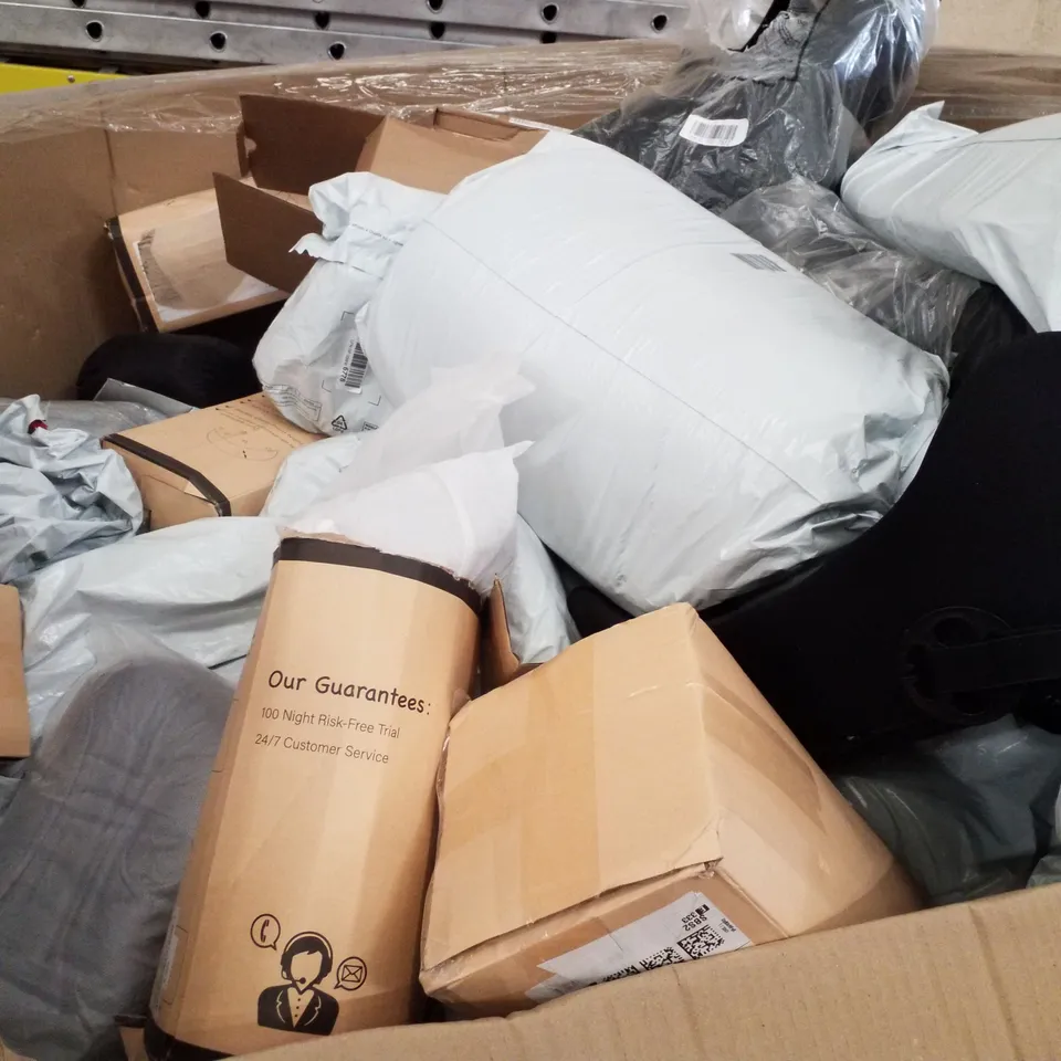 PALLET CONTAINING ASSORTED PILLOWS & CUSHIONS