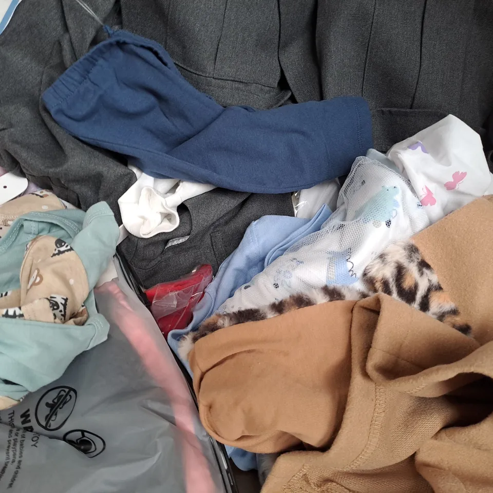 BOX OF APPROXIMATELY 20 ASSORTED KIDS CLOTHING AND FASHION ITEMS IN VARIOUS STYLES AND SIZES TO INCLUDE SHEIN, MINNI, ZARA SMILEY WORLD, ETC