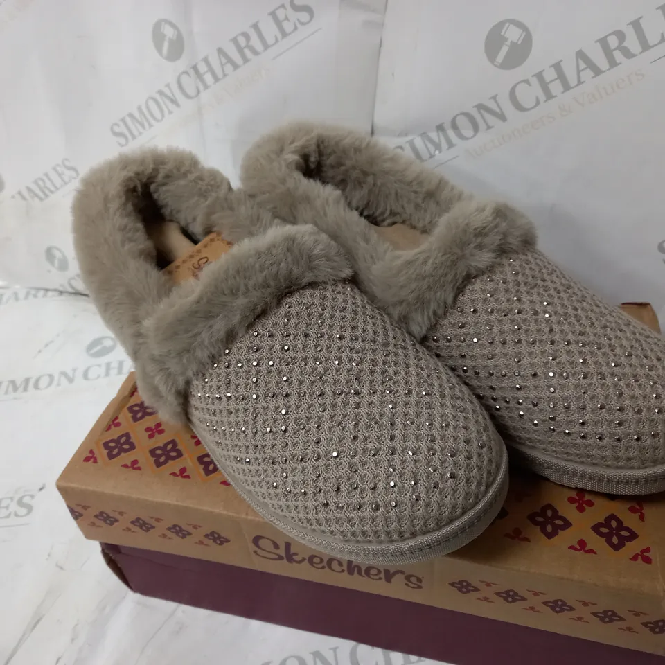 BOXED PAIR OF SKECHERS COZY SLIPPERS IN TAUPE SIZE 4