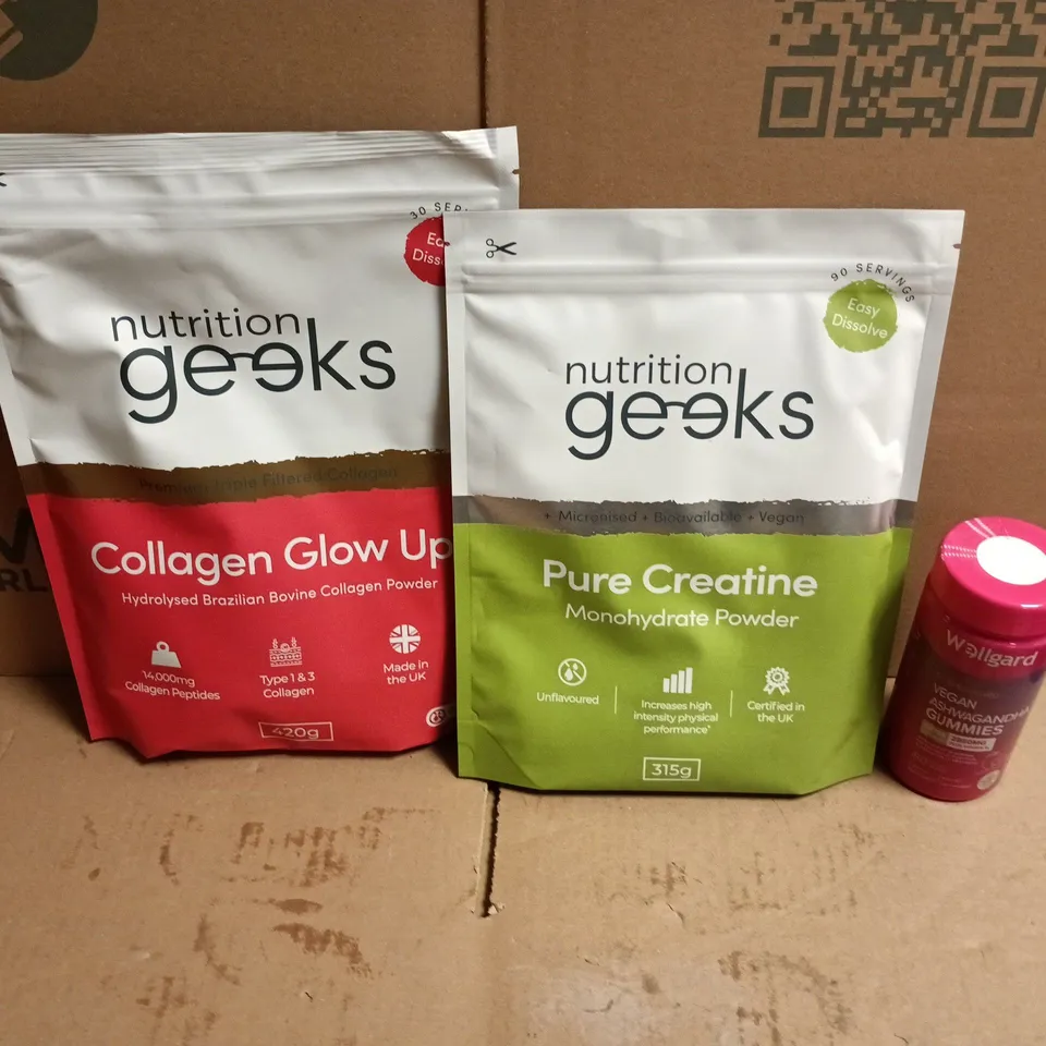 APPROXIMATELY 10 ASSORTED FOOD AND DRINKS ITEMS TO INCLUDE - NUTRITION GEEKS PURE CREATINE MONOHYDRATE, NUTRITION GEEKS COLLGEN GLOW UP, WELLGARD ASHWAGANDA GUMMIES ETC 