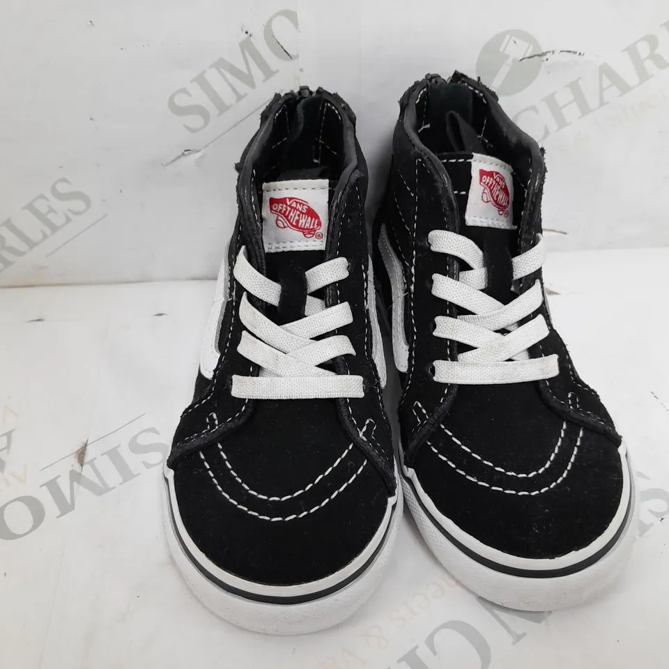 PAIR OF VANS SLIP ON KIDS SHOES IN BLACK/WHITE - UK 7