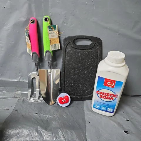 APPROXIMATELY 10 ASSORTED ITEMS TO INCLUDE - GARDEN TROWEL , CHOPPING BOARD , CAUSTIC SODA ETC