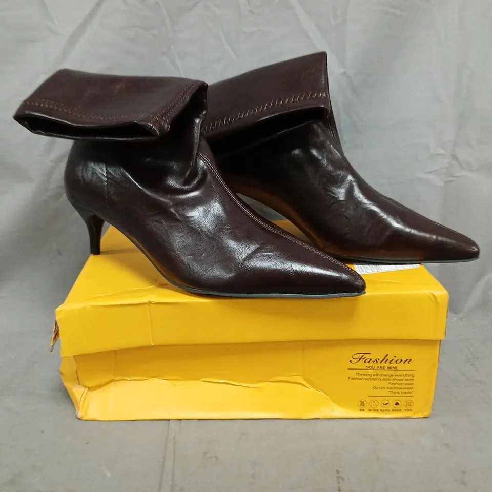 BOXED PAIR OF UNBRANDED LOW HEEL POINTED TOE SHOES IN DARK BURGUNDY SIZE EU 39