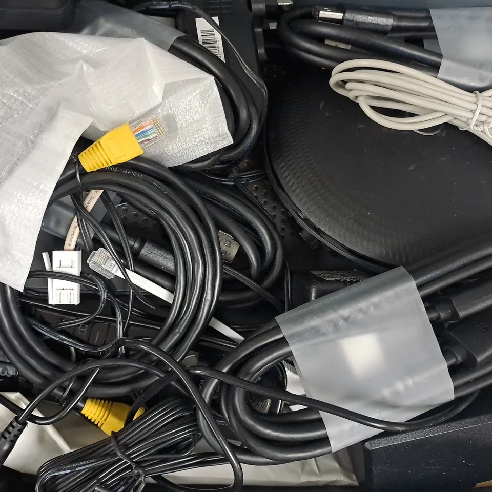 APPROXIMATELY 20 ASSORTED ELECTRICAL ITEMS TO INCLUDE VARIOUS CABLES, ETC