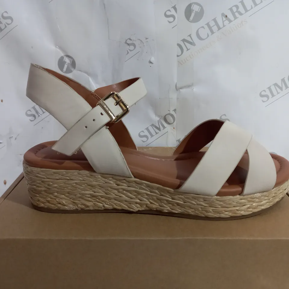 DUNE LINNIE CROSS STRAP FLATFORM SANDALS SIZE 6