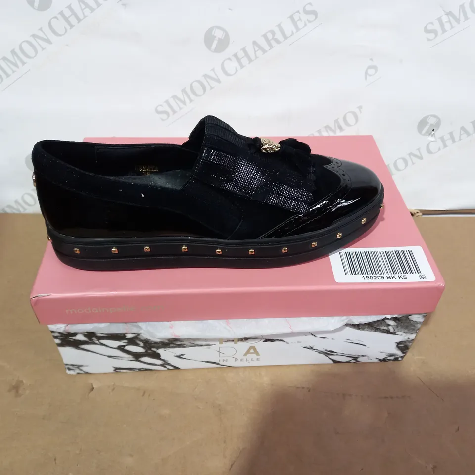 BOXED PAIR OF MODA IN PELLE SHOES - SIZE 38