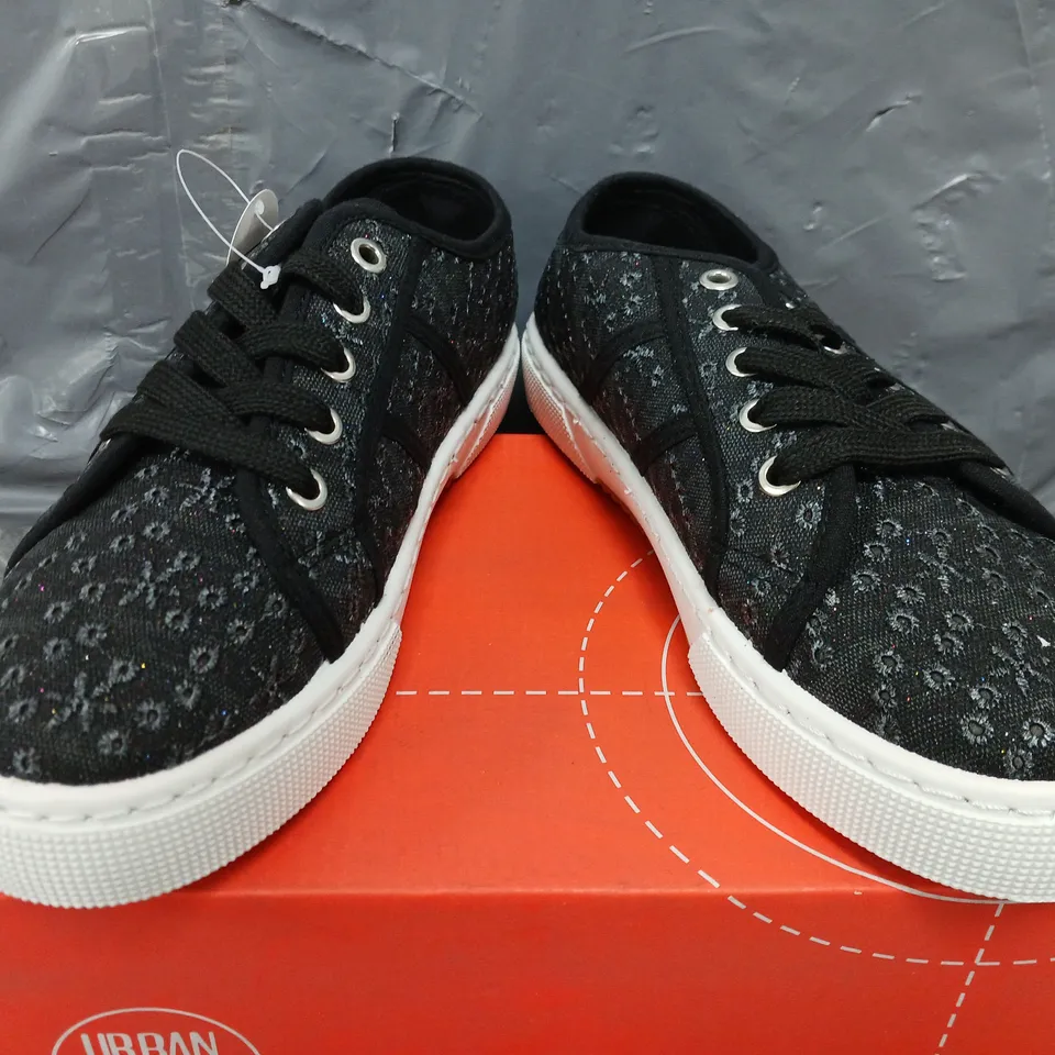 BOXED URBAN JACKS LADIES PALM SPRINGS TRAINERS IN BLACK - SIZE 5