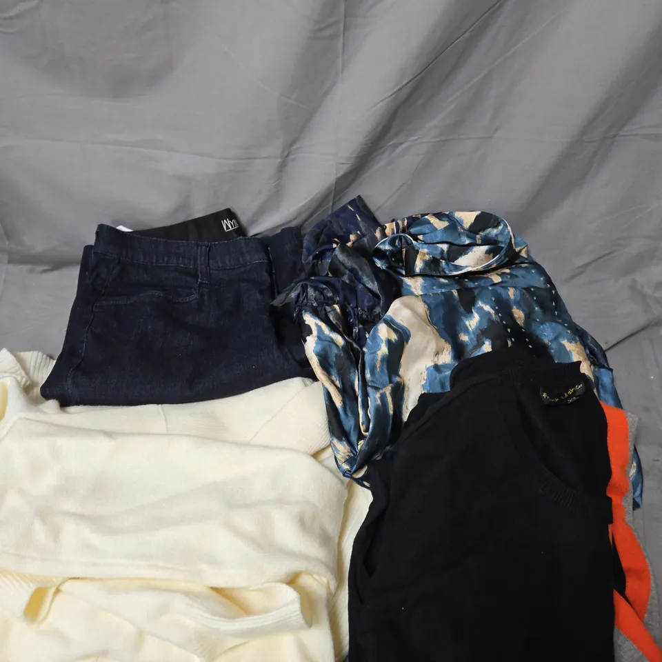 APPROXIMATELY 20 ASSORTED CLOTHING ITEMS IN VARIOUS STYLES, SIZES & COLOURS