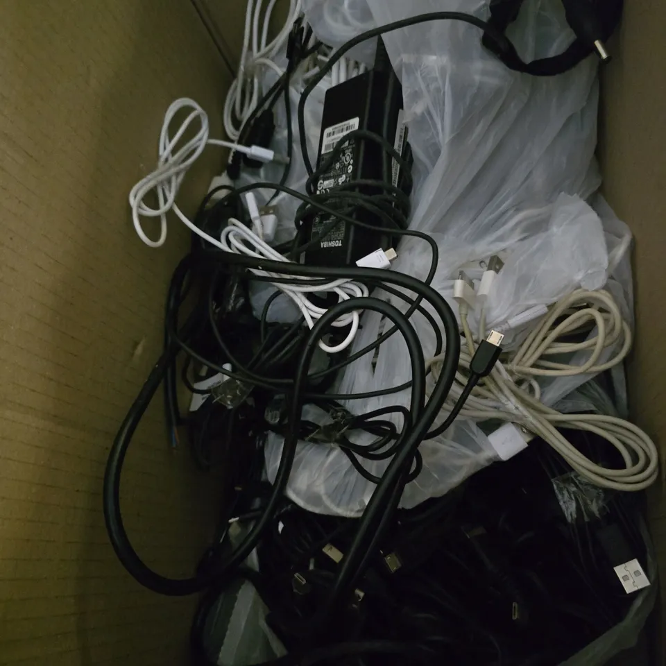 BOX OF APPROXIMATELY 15 ASSORTED ITEMS TO INCLUDE - USB TO USB-C CABLE , HP AC ADAPTER , LENOVO AC ADAPTER ETC