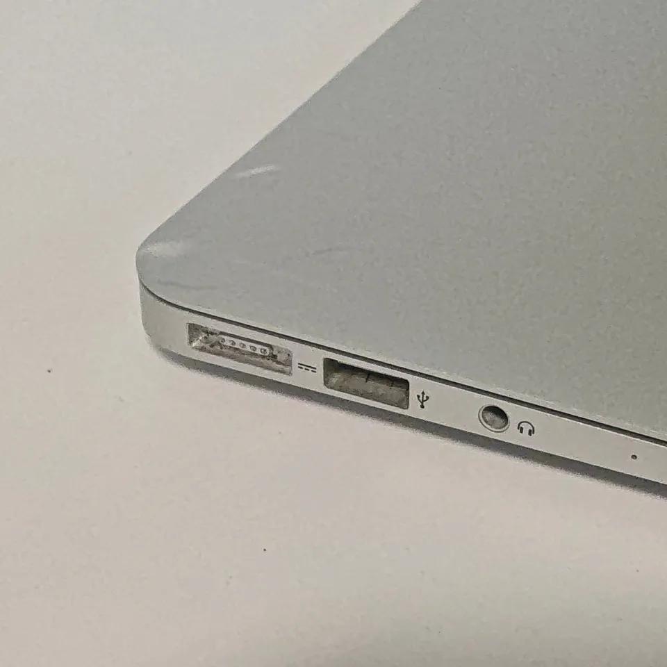 UNBOXED APPLE MACBOOK AIR I-7 8GB/256GB IN SILVER - A1466