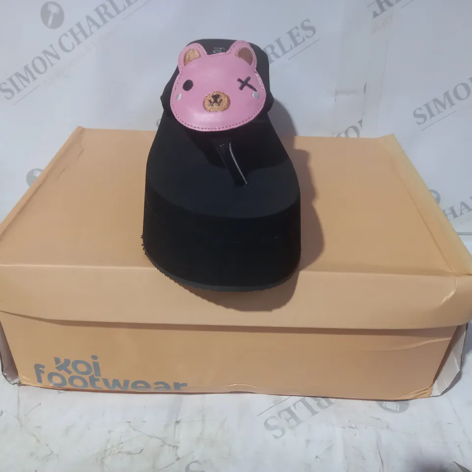 BRAND NEW BOXED PAIR OF KOI VEGAN LEATHER NO CUDDLES BEAR FLATFORM THONG SANDALS IN BLACK UK SIZE 5