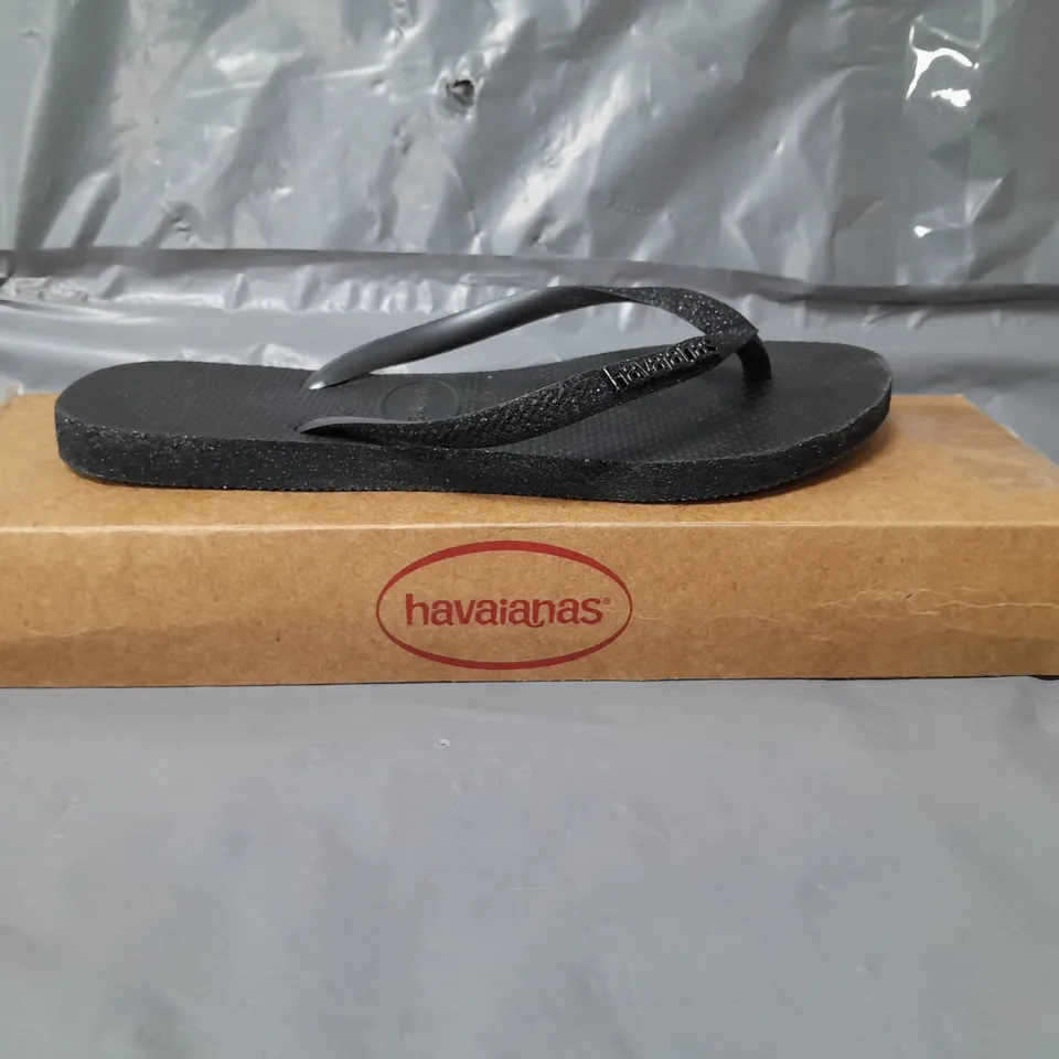 HAVAIANAS LADIES THONG SANDALS BLACK SIZE 3/4