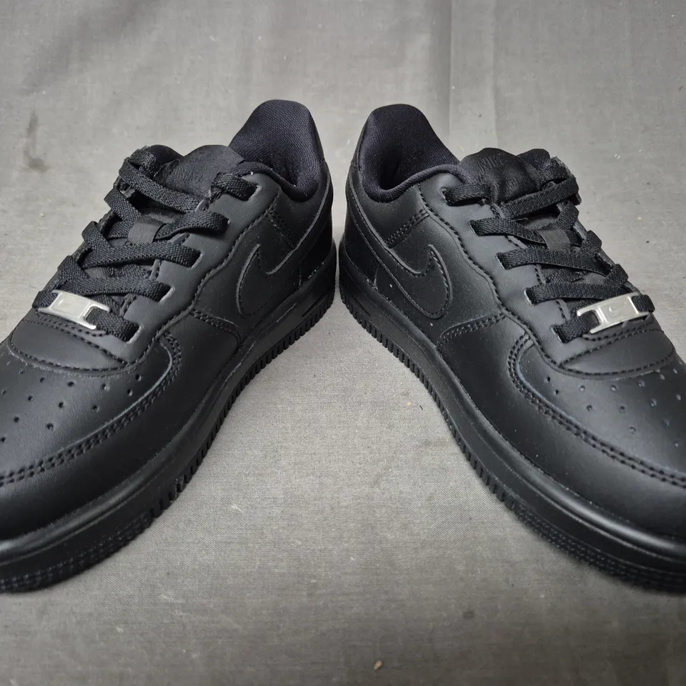 BOXED PAIR OF NIKE FORCE 1 KID'S SHOES IN BLACK UK SIZE 12.5