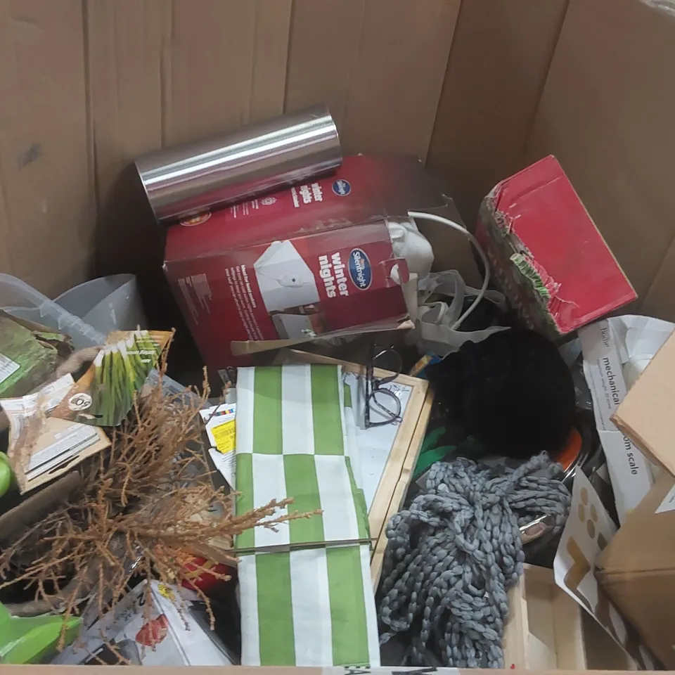 PALLET CONTAINING A VERY LARGE QUANTITY OF ASSORTED ITEMS INCLUDING: CAMPING CHAIR, BABY HIGH CHAIR, TRAVEL MUG, GARDENING PRODUCTS ECT