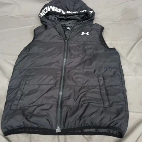 UNDER ARMOUR KIDS' HOODED PUFFER VEST – BLACK, UK 12-13 (12-13 YRS)