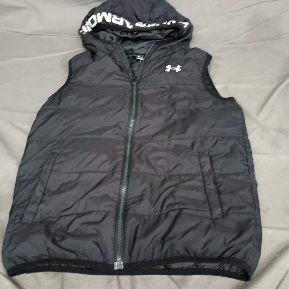UNDER ARMOUR KIDS' HOODED PUFFER VEST – BLACK, UK 12-13 (12-13 YRS)