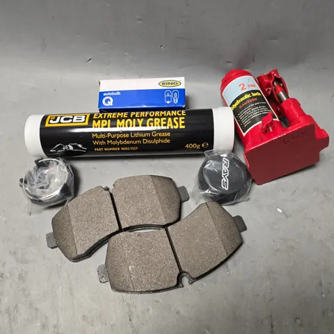 APPROXIMATELY 10 ASSORTED CAR ACCESSORIES TO INCLUDE HYDRAULIC JACK , GREASE AND CAR BULBS    - ETC - COLELCTION ONLY