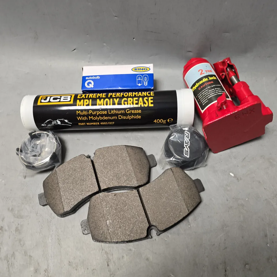 APPROXIMATELY 10 ASSORTED CAR ACCESSORIES TO INCLUDE HYDRAULIC JACK , GREASE AND CAR BULBS    - ETC - COLELCTION ONLY
