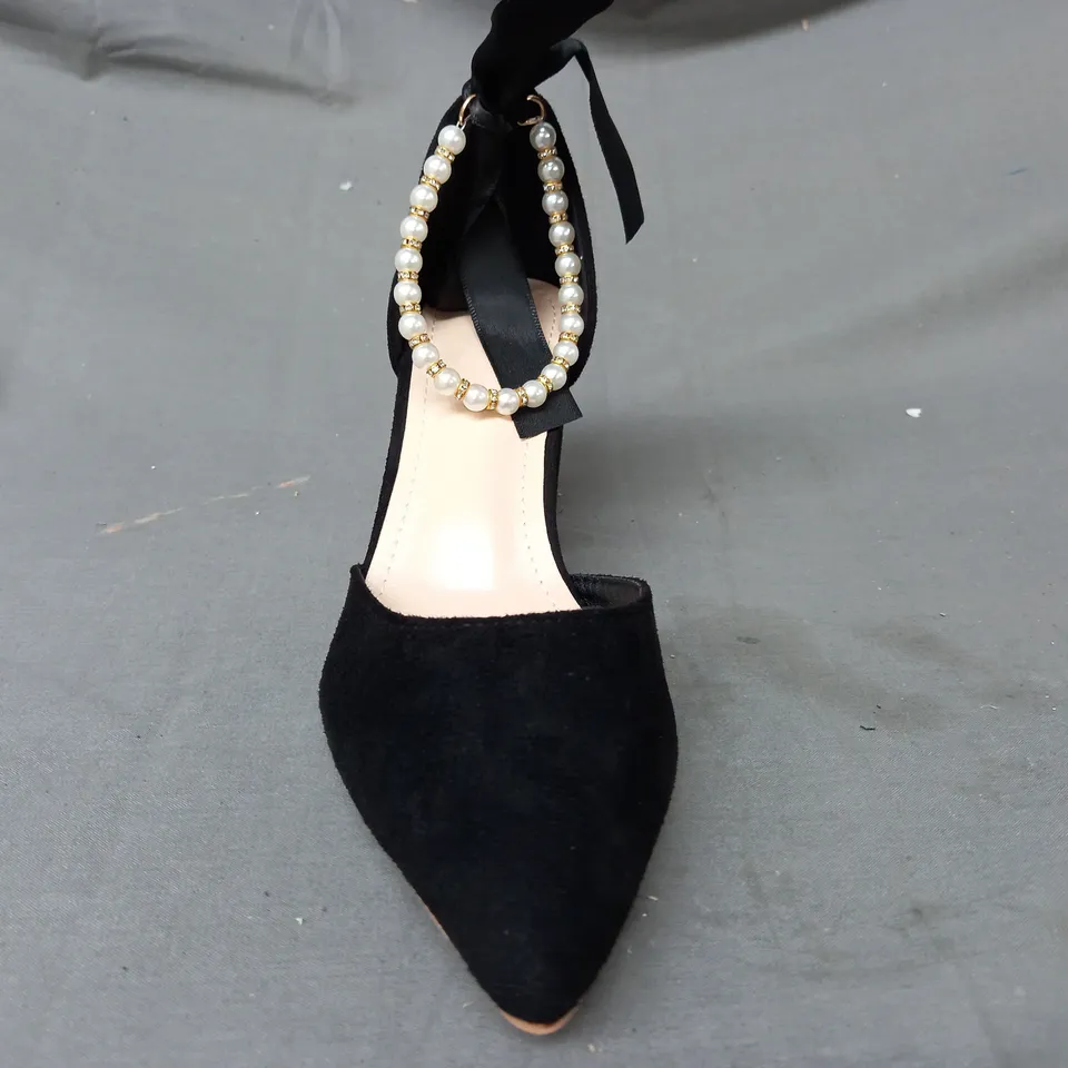 BOXED PAIR OF DESIGNER POINTED TOE BLOCK HEEL SHOES IN BLACK W. PEARL EFFECT STRAP EU SIZE 39
