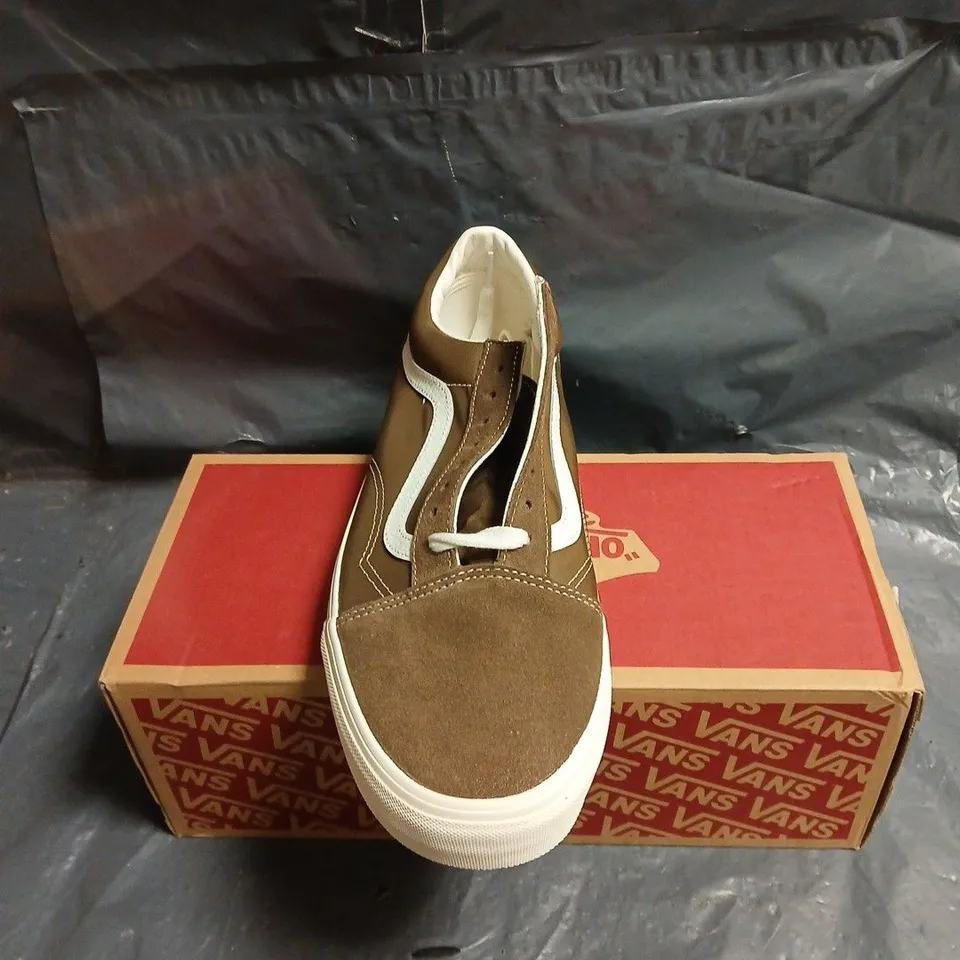 VANS BROWN SUEDE SNEAKERS WITH WHITE SIDESTRIPE – MEN'S 10.5