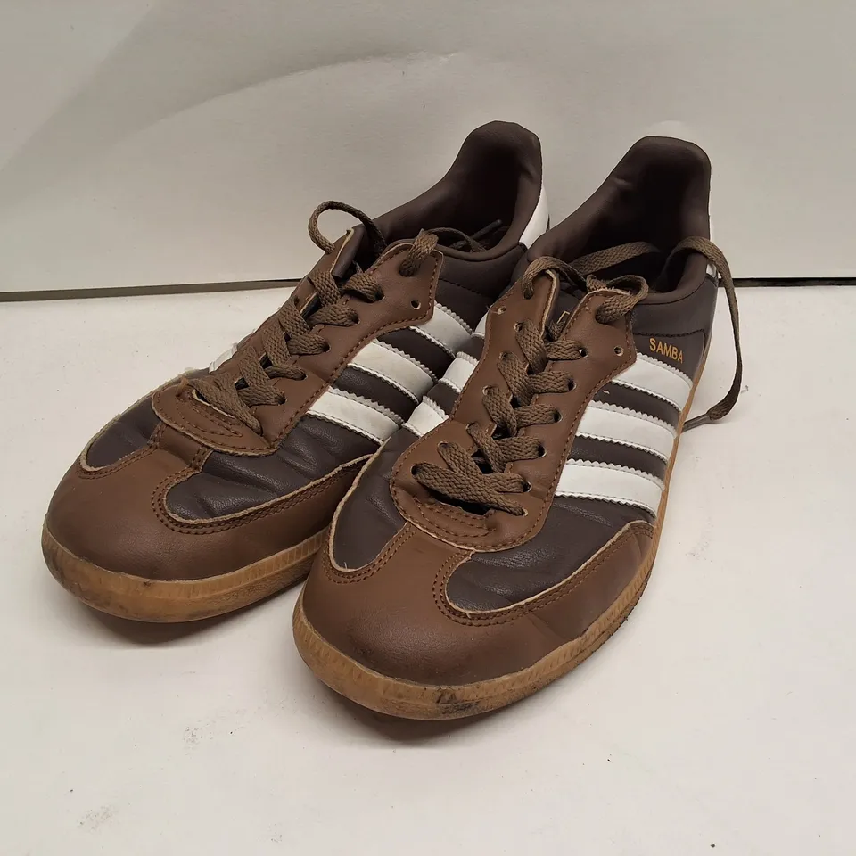 ADIDAS SAMBA TRAINERS – BROWN WITH WHITE STRIPES, UK 5
