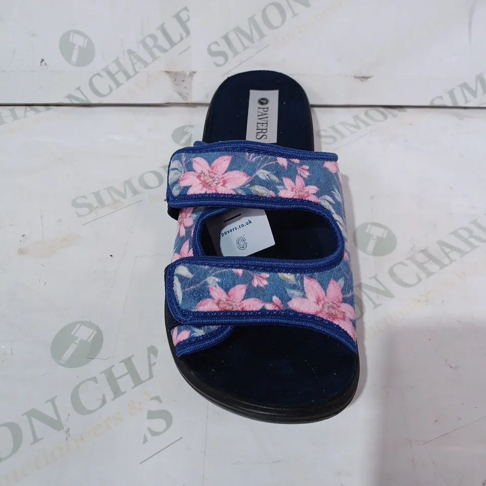 BOXED PAIR OF PAVERS OPEN TOE FABRIC SANDALS IN NAVY W. FLORAL DESIGN EU 39