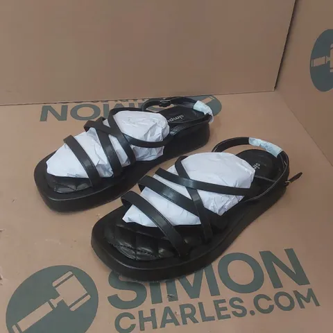 BOX CONTAINING APPROXIMATELY 6x BRAND NEW SIMPLY BE PHOEBE EXTRA WIDE SANDALS - SIZE 7