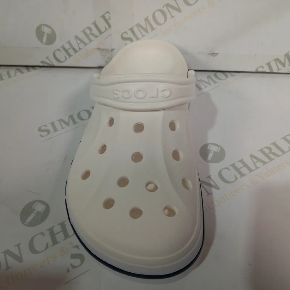 PAIR OF CROCS BAYABAND CLOGS IN WHITE/NAVY UK SIZE M4/W5