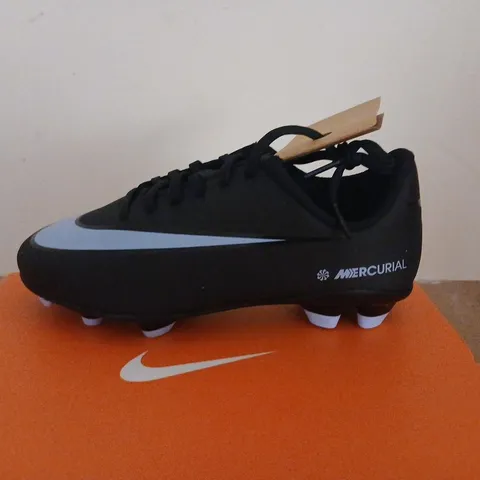 NIKE JR VAPOR 16 CLUB FG/MG FOOTBALL BOOTS – KIDS, UK 13.5 (1Y), BLACK/BLUE
