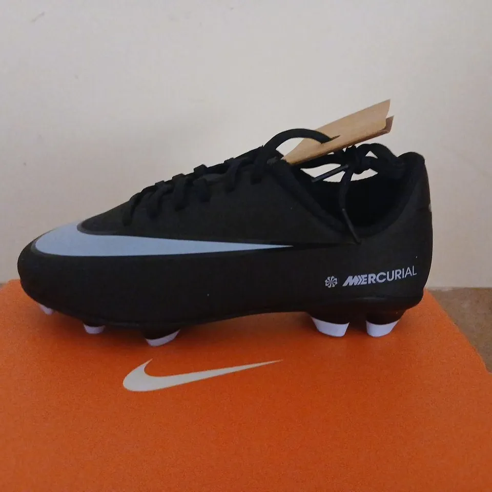 NIKE JR VAPOR 16 CLUB FG/MG FOOTBALL BOOTS – KIDS, UK 13.5 (1Y), BLACK/BLUE