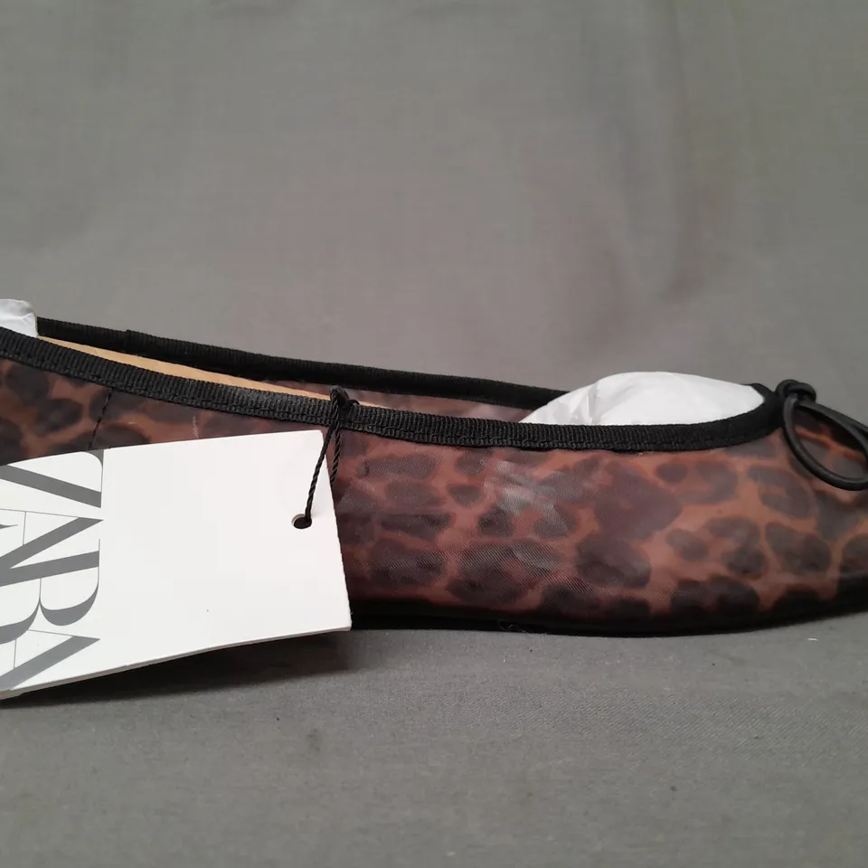 PAIR OF ZARA FLAT SLIP-ON SHOES IN LEOPARD PRINT EU SIZE 37