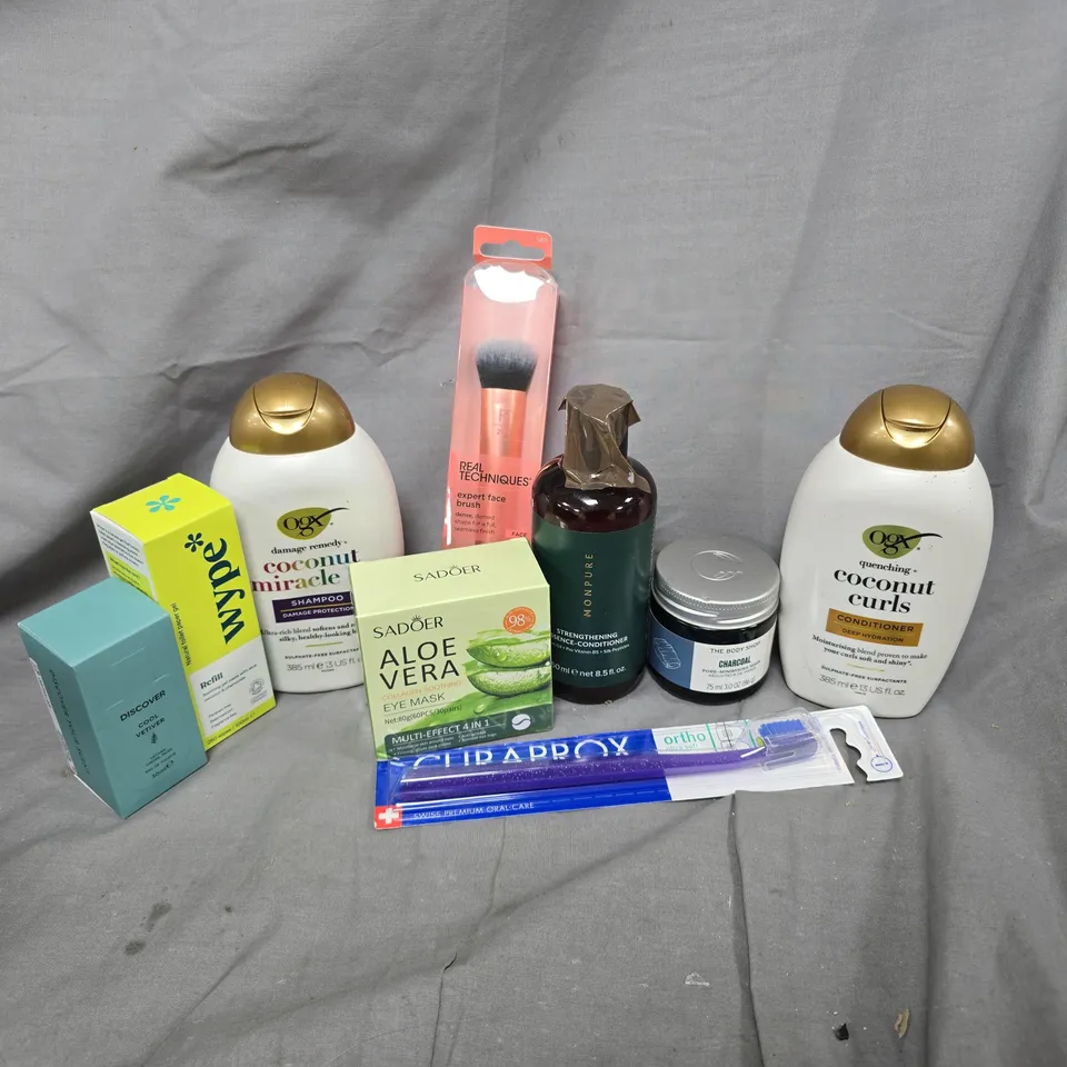 APPROXIMATELY 15 ASSORTED HEALTH & BEAUTY PRODUCTS TO INCLUDE DISCOVER COOL VETIVER EAU DE TOILETTE, WYPE REFILL, OGX COCONUT CURLS, ETC - COLLECTION ONLY