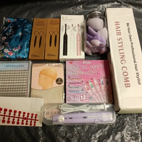 LOT OF APPROXIMATELY 19 ASSORTED HEALTH AND BEAUTY ITEMS TO INCLUDE NAIL MARKERS, SPONGES AND FALSE EYELASHES 