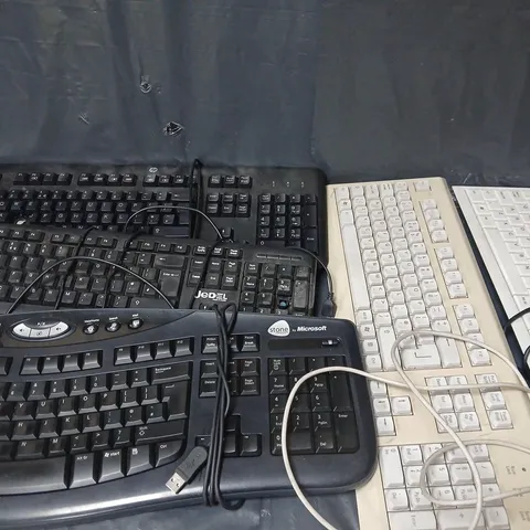 APPROXIMATELY 22 ASSORTED KEYBOARDS TO INCLUDE FUJITSU KB500, MICROSOFT KU-0459, HP KU-1156, ETC - COLLECTION ONLY