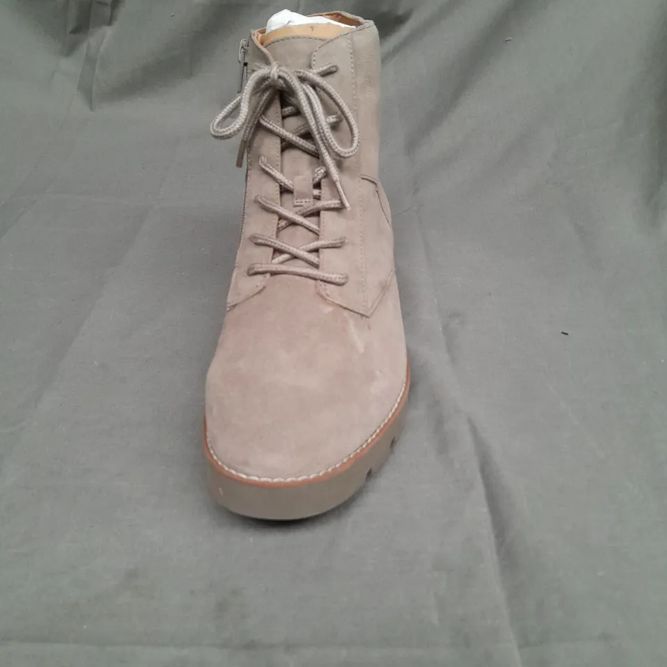 VIONIC LARSON LACE UP BOOTS SIZE 6.5 