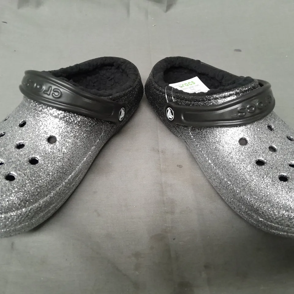 PAIR OF CROCS CLASSIC GLITTER LINED CLOGS IN SILVER UK SIZE M4/W5