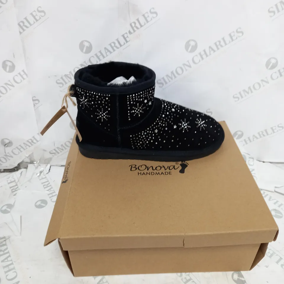 BOXED PAIR OF RIEKER SKEEPSKIN DETAILED ZIP BOOTS SIZE 7