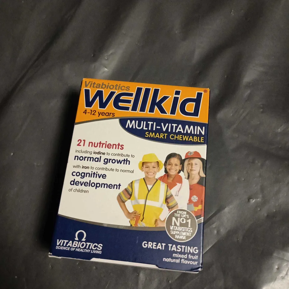 APPROXIMATELY 15 ASSORTED VITAMIN AND SUPPLEMENT ITEMS INCLUDING NAIL FUNGUS TREATMENT , WELLKID MULTI VITAMIN AND NICOTINELL PATCH 